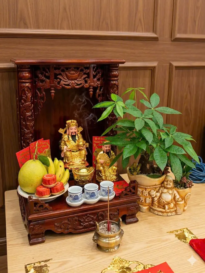 Cây kim ngân để ban thần tài